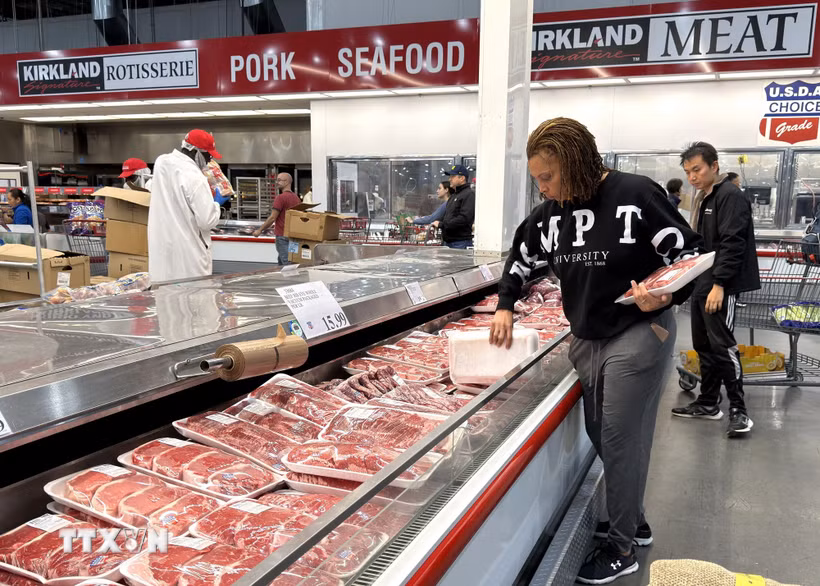 Người tiêu dùng lựa chọn thịt bò tại một siêu thị ở bang Maryland (Mỹ). (Ảnh: Ngọc Quang/TTXVN)