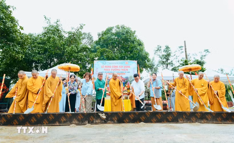 Các đại biểu tiến hành nghi thức khởi công xây dựng Nhà Tưởng niệm anh linh Liệt sỹ nhà báo cách mạng Việt Nam. (Ảnh: Bích Huệ/TTXVN)