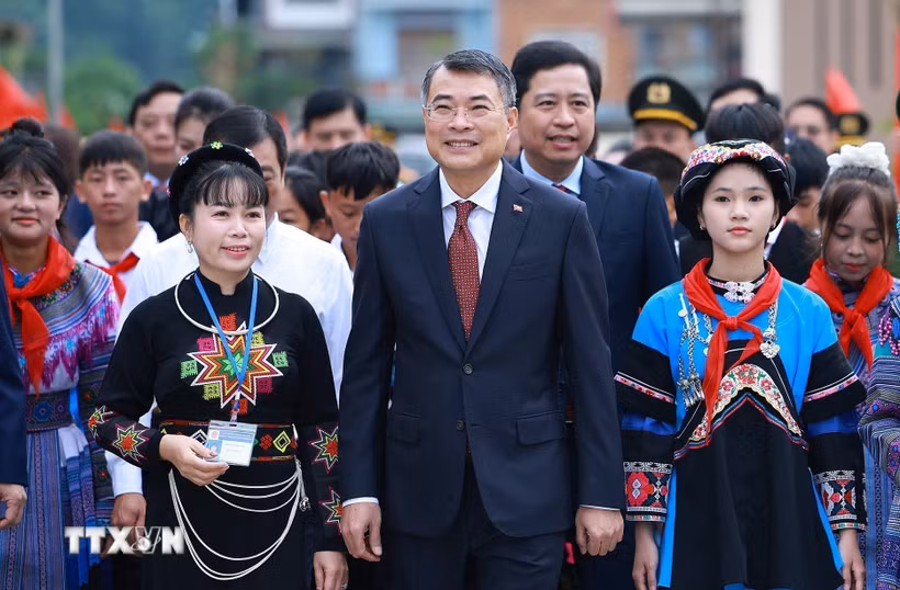 Thủ tướng Lê Minh Hưng đến dự Lễ khai giảng năm học mới tại Trường Phổ thông nội trú liên cấp Mường Khương (Lào Cai). (Ảnh: Dương Giang/TTXVN)