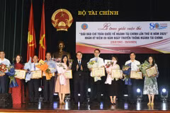 Thứ trưởng Bộ Tài chính Nguyễn Đức Chi trao giải Tập thể - Bằng khen của Bộ trưởng Bộ Tài chính cho tập thể có thành tích tiêu biểu, đóng góp tích cực vào công tác thông tin, tuyên truyền về lĩnh vực tài chính. (Ảnh: Vietnam+)