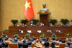 Mục tiêu tổng quát tại Nghị quyết, năm 2025 sẽ tập trung thúc đẩy tăng trưởng với mục tiêu đạt 8% trở lên gắn với giữ vững ổn định kinh tế vĩ mô, kiểm soát lạm phát, bảo đảm các cân đối lớn của nền kinh tế. (Ảnh: QH/Vietnam+)
