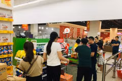 Nhu cầu tiêu dùng và các hoạt động dịch vụ tiếp tục mở rộng, góp phần tích cực thúc đẩy tăng trưởng cho toàn khu vực dịch vụ. (Ảnh: Vietnam+)