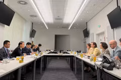 Buổi làm việc giữa Thứ trưởng Bộ Tài chính Nguyễn Đức Chi và bà Mariana Kühnel, tân Giám đốc điều hành Cơ quan Giám sát Thị trường Tài chính Áo , ngày 15/9, tại Vienna, Áo. (Ảnh: UBCKNN)