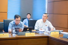 Bộ trưởng Bộ Tài chính Ngô Văn Tuấn, đại biểu Quốc hội đoàn Quảng Ninh tham gia thảo luận tại Tổ 5. (Ảnh: QH)