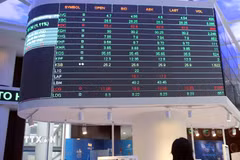 Kết thúc tuần giao dịch, VN-Index ghi nhận mức tăng nhẹ 0,13%, đóng cửa tại 1.660,70 điểm, duy trì trên vùng hỗ trợ tâm lý quan trọng 1.600 điểm. (Ảnh: Vietnam+)