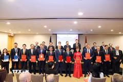 Bà Bùi Thanh Hằng, Giám đốc Dự án SoiHub/SAIGONTEL (ngoài cùng bên trái) cùng các đại biểu chụp ảnh lưu niệm tại Lễ trao các hợp đồng và thỏa thuận hợp tác giữa Việt Nam và Hoa Kỳ, ngày 23/9/2026 tại New York. (Ảnh: Thống Nhất/TTXVN)
