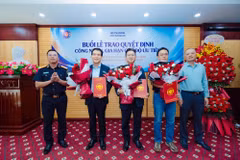 Lễ trao quyết định công nhận, gia hạn áp dụng chế độ doanh nghiệp ưu tiên, ngày 29/9. (Ảnh: HQ/Vietnam+)