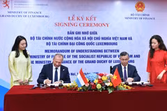 Bộ trưởng Bộ Tài chính Việt Nam Ngô Văn Tuấn và Bộ trưởng Bộ Tài chính Luxembourg Gilles Roth ký Biên bản ghi nhớ. (Ảnh: Vietnam+)