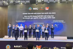 Lễ công bố thành lập ba Mạng lưới đổi mới sáng tạo và chuyên gia ngành công nghệ chiến lược mới: Lượng tử (VNQuantum), An ninh mạng (ViSecurity) và Hàng không, vũ trụ, thiết bị bay không người lái (UAV Việt Nam) ngày 25/08/2025. (Ảnh: Vietnam+)