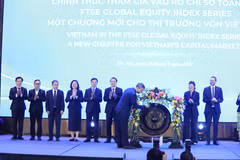 Bộ trưởng Bộ Tài chính Ngô Văn Tuấn đánh cồng đánh dấu Việt Nam chính thức tham gia vào rổ chỉ số toàn cầu - FTSE Russell Global Equity Index Series. (Ảnh: Vietnam+)