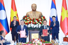 Thủ tướng Lê Minh Hưng và Thủ tướng Lào Saleumxay Kommasith chứng kiến trao Hiệp định hợp tác giữa Chính phủ hai nước trong lĩnh vực tài chính. (Ảnh: Dương Giang/TTXVN)