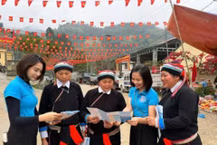 Cán bộ Cơ quan Bảo hiểm xã hội đi tuyên truyền cho người dân. (Ảnh: Vietnam+)