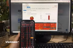 VN-Index đóng cửa mất đến 15,99 điểm và về mức 1,799,67 điểm. ( Ảnh: Vietnam+)