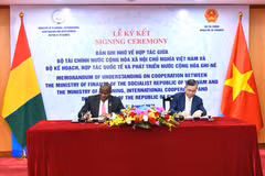 Việt Nam và Guinea ký kết MOU thúc đẩy hợp tác kinh tế, thương mại, đầu tư và phát triển bền vững. (Ảnh: BTC/Vietnam+)