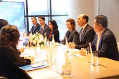 Bộ trưởng Bộ Tài chính Ngô Văn Tuấn tiếp và làm việc với bà Fiona Bassett, Tổng Giám đốc điều hành FTSE Russell, cùng đoàn công tác. (Ảnh: BTC)