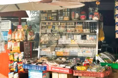 Đề xuất cấm trưng bày thuốc lá đặt ra nhiều quan ngại đối với các chủ tiệm tạp hóa trong việc tuân thủ đúng quy định. (Ảnh: HHTL)