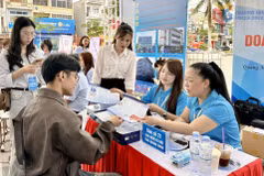 Cán bộ BHXH tỉnh tuyên truyền, tư vấn chính sách BHXH, BHYT cho người lao động trên địa bàn xã Quảng Hà, Quảng Ninh. (Ảnh: BHXHQN)