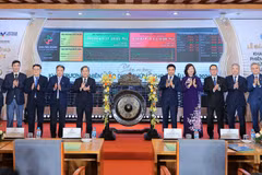 Sáng 5/1/2026, tại Sở Giao dịch Chứng khoán Hà Nội, Bộ trưởng Bộ Tài chính Nguyễn Văn Thắng đã đánh cồng khai trương phiên giao dịch đầu năm 2026. (Ảnh: Vietnam+)