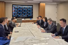 Chủ tịch Ủy ban Chứng khoán Nhà nước Vũ Thị Chân Phương đã có buổi làm việc với ông Robert H. McCooey Jr. Phó Chủ tịch Nasdaq. (Ảnh: UBCKNN)
