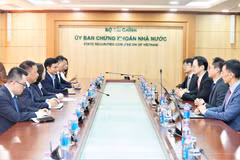 Chủ tịch Vũ Thị Chân Phương và lãnh đạo MAS bàn về hợp tác phát triển sản phẩm chứng chỉ lưu ký và quản lý thị trường tài sản mã hóa. (Ảnh: UBCKNN)
