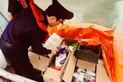 Các đơn vị Hải quan cửa khẩu tăng cường tuần tra, kiểm soát và triệt phá nhiều đường dây vận chuyển thực phẩm không đảm bảo chất lượng từ biên giới vào nội địa tiêu thụ. (Ảnh: HQ/Vietnam+)