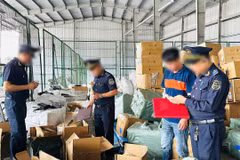 Lực lượng chức năng kiểm tra các lô hàng quá cảnh có nghi vấn về khai báo hải quan. (Ảnh: HQ/Vietnam+)