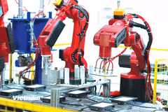 Robot hóa khâu lắp ráp sản phẩm. (Ảnh: Vietnam+)