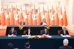 Lễ ký Hiệp định giữa Chính phủ hai nước về hợp tác và hỗ trợ hành chính lẫn nhau trong lĩnh vực hải quan; Ký 2 văn kiện: Bản ghi nhớ về việc thành lập Nhóm công tác hợp tác chuỗi sản xuất, chuỗi cung ứng giữa Bộ Công Thương Việt Nam và Bộ Thương mại Trung Quốc và Bản ghi nhớ về việc thành lập Nhóm công tác đàm phán thúc đẩy xây dựng Khu hợp tác kinh tế qua biên giới giữa Bộ Công Thương Việt Nam và Bộ Thương mại Trung Quốc. (Ảnh: Thống Nhất/TTXVN)