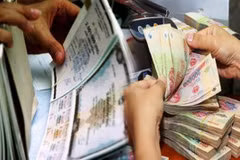 Cơ cấu huy động trong tháng tập trung áp đảo vào các kỳ hạn dài, trong đó kỳ hạn 10 năm chiếm tỷ trọng tới 91,7% tổng khối lượng phát hành, tương ứng với giá trị 41.660 tỷ đồng. (Ảnh: Vietnam+)