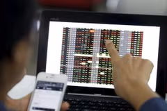 Thanh khoản thị trường có dấu hiệu suy giảm, cho thấy tâm lý thận trọng của nhà đầu tư. (Ảnh: Vietnam+)