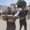 Chuyển em nhỏ bị thương sau cuộc tấn công của Israel tới bệnh viện ở Sheikh Radwan, phía Bắc Gaza. (Ảnh: THX/TTXVN)