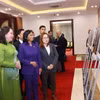 Phó Chủ tịch nước Võ Thị Ánh Xuân và Phó Tổng thống thường trực Venezuela Delcy Rodríguez Gómez tham quan trưng bày một số hình ảnh tiêu biểu về quan hệ Việt Nam-Venezuela, do Thông tấn xã Việt Nam thực hiện. (Ảnh: Văn Điệp/TTXVN)