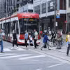 Người dân trên đường phố tại Toronto, Ontario (Canada), ngày 16/6/2023. (Ảnh: THX/TTXVN)
