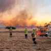 Lực lượng cứu hỏa được triển khai để dập đám cháy rừng ở phía Bắc thành phố Perth (Australia), ngày 23/11/2023. (Ảnh: AFP/TTXVN)