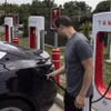 Người dân sạc điện cho ôtô tại một trạm sạc của Tesla ở Arlington, Virginia (Mỹ). (Ảnh: AFP/TTXVN)