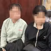Em Trần Xuân T (phải) được bàn giao cho gia đình. (Nguồn: Cần Thơ Online/Ảnh chụp màn hình)