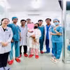 Bé gái được xuất viện trong niềm vui của gia đình và đội ngũ y bác sỹ. (Ảnh: TTXVN phát)