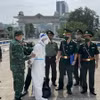 Lực lượng chức năng Việt nam nhân bàn giáo đối tường bị truy nã từ lực lượng chức năng Trung Quốc. (Ảnh TTXVN phát)