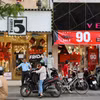 Các tuyến phố Thủ đô đỏ rực biển hiệu giảm giá tới 90% dịp Black Friday