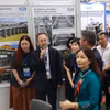 Các doanh nghiệp môi trường đến từ Busan đã giới thiệu tới đại biểu, khách tham quan triển lãm những sản phẩm hiện đại, tiên tiến của mình. (Ảnh: Minh Hiếu/Vietnam+)