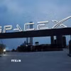 Biểu tượng của Tập đoàn SpaceX tại cổng vào trung tâm vũ trụ Brownsville ở Texas, Mỹ. (Ảnh: Reuters/TTXVN)