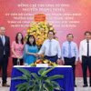 Ủy viên Bộ Chính trị, Bí thư Trung ương Đảng, Trưởng Ban Tuyên giáo Trung ương Nguyễn Trọng Nghĩa tặng hoa chúc mừng lãnh đạo Trường Đại học VinUni. (Ảnh: Phương Hoa/TTXVN)