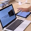 Khách hàng trải nghiệm máy tính MacBook tại cửa hàng của Apple tại Rosny-sous-Bois, gần Paris, Pháp. (Ảnh: AFP/TTXVN)