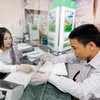 Khách hàng giao dịch tại Vietcombank Hà Nội. (Ảnh: Trần Việt/TTXVN)
