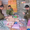 Tính dễ dãi của người tiêu dùng dẫn đến việc chấp nhận mua hàng nhái, hàng giả, hàng kém chất lượng. (Ảnh: Vietnam+)