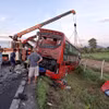 Hiện trường vụ tai nạn nghiêm trọng trên cao tốc Vĩnh Hảo-Phan Thiết làm 2 người chết, 10 người bị thương. (Ảnh TTXVN phát)
