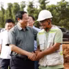 Thủ tướng Phạm Minh Chính thăm hỏi, động viên công nhân thi công đường bộ cao tốc Khánh Hòa-Buôn Ma Thuột. (Ảnh: Dương Giang/TTXVN)