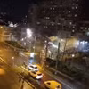 Nhóm người bắn súng cối pháo hoa rầm rộ vào mặt tiền đồn cảnh sát La Courneuve. (Nguồn: Twitter)