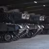 Xe tăng Leopard 2 chờ chuyển giao cho Ukraine tại thao trường ở Augustdorf, Đức. (Ảnh: AFP/TTXVN)