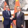 Ông Vương Nghị (phải) và ông Jens Plotner. (Nguồn: Xinhua)